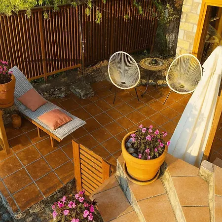 Beachfront Nest - Aspa's Getaway Inn Avía