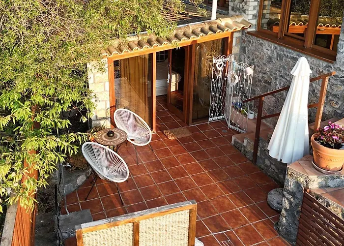 Beachfront Nest - Aspa's Getaway 여관 Avía